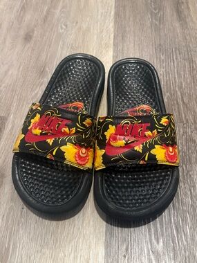 Nike Women’s Slides Size 5